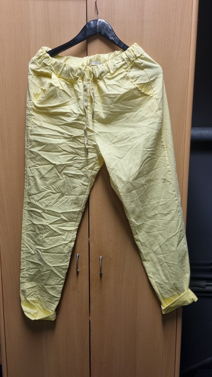 Goeduitziende 2-delige set: Gele broek met shirt, maat 46, Kleding | Dames, Ophalen of Verzenden, Zo goed als nieuw