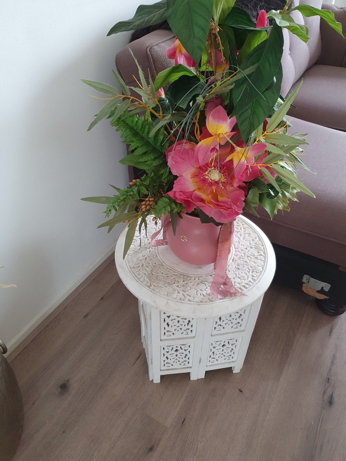 tafeltje met bloemen vaas, Ophalen, Gebruikt