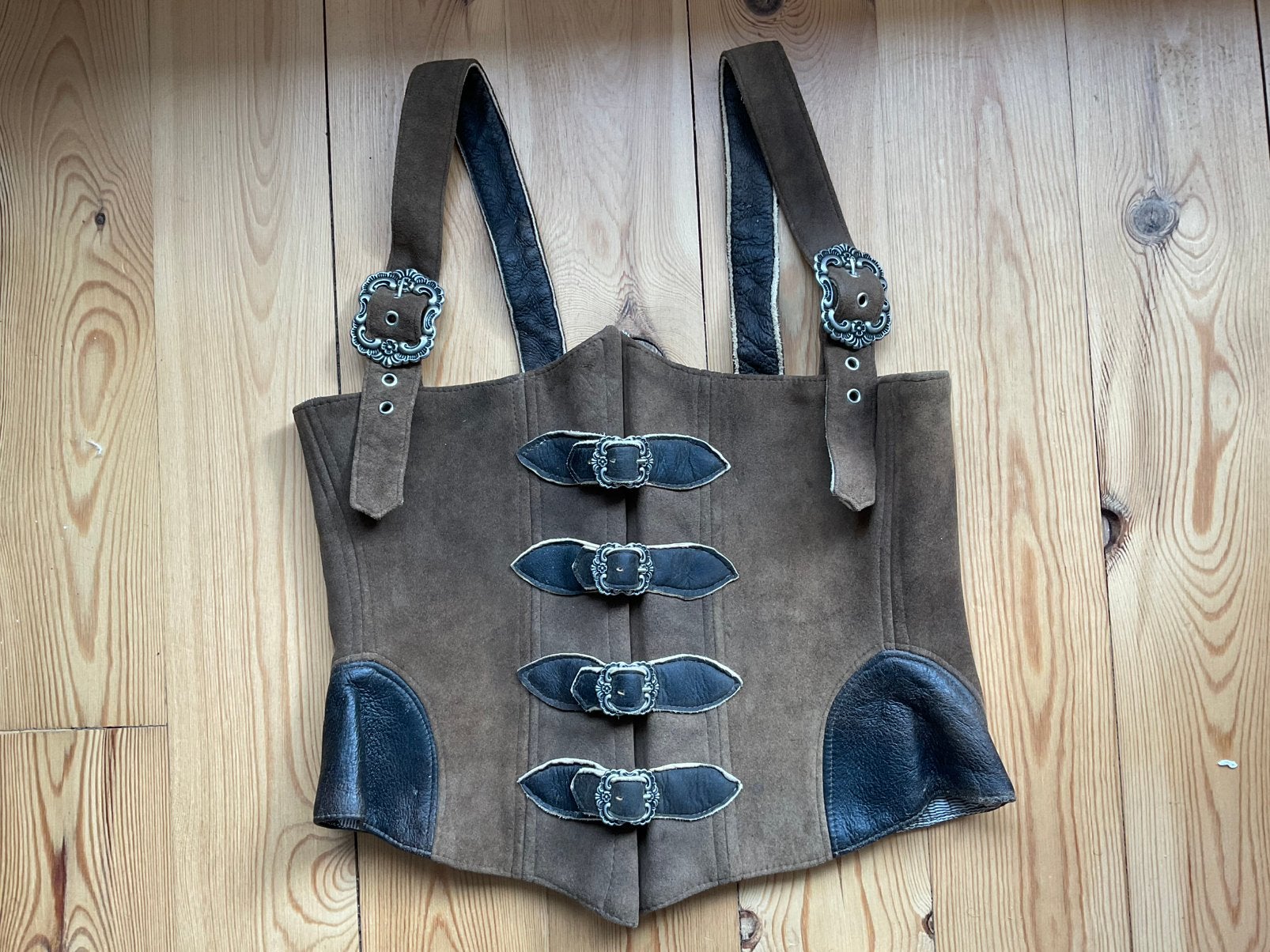 Oktoberfest hesje suede leer maat 40/42, Ophalen of Verzenden, Zo goed als nieuw, Maat 42/44 (L), Carnaval