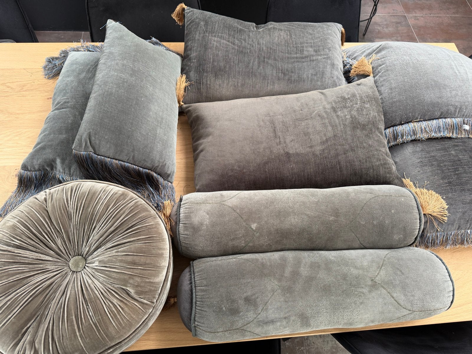 Rituals kussenset - Diverse grijze kussens met kwastjes, Huis en Inrichting, Woonaccessoires | Kussens, Ophalen, Overige merken