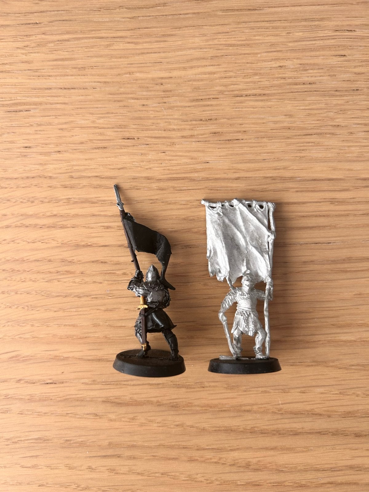 Metalen Fantasy Figuren met Vlaggen - Set van 2, Ophalen of Verzenden, Gebruikt, 1:35 tot 1:50, Figuur of Figuren