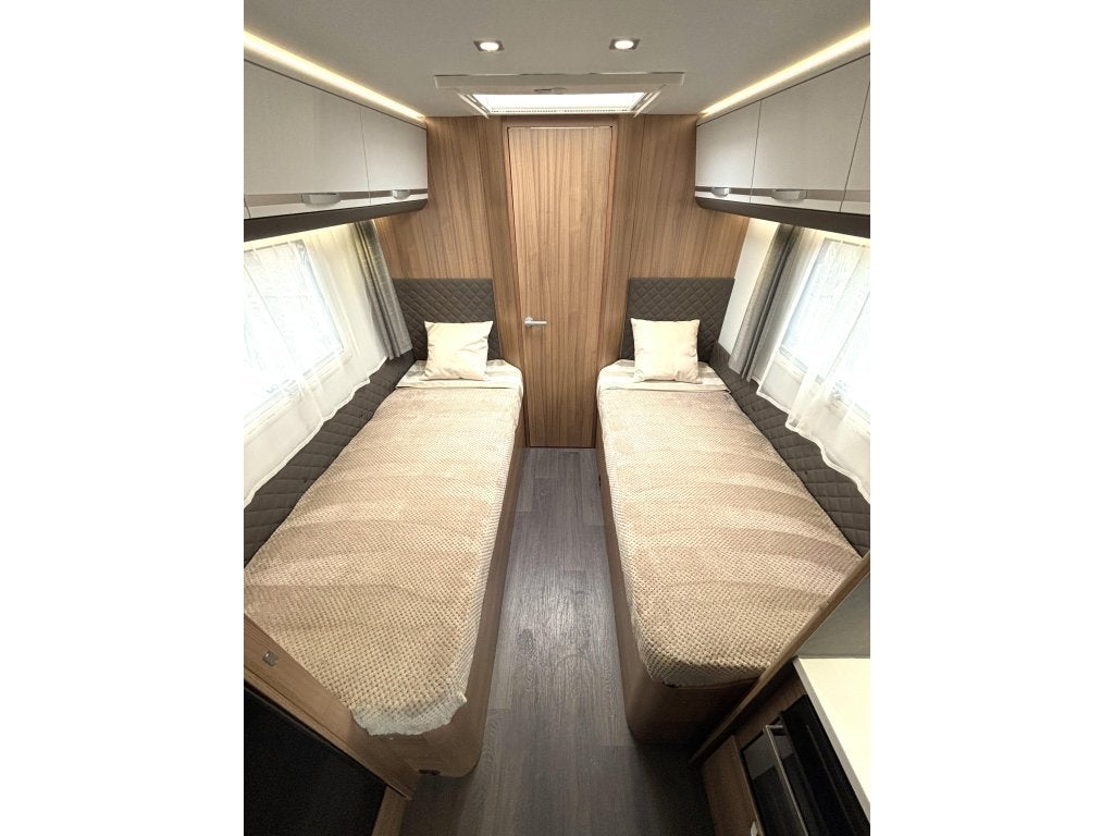 Adria Matrix Plus 670 SLT ENKELE BEDDEN HEFBED LUCHTVERING, Caravans en Kamperen, Campers, Fiat, 7 tot 8 meter, Bedrijf, Adria