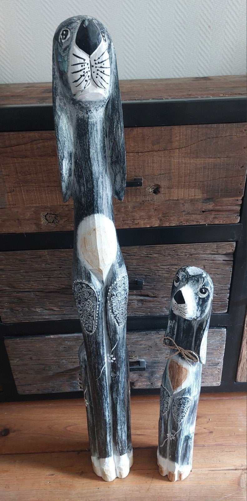 Set van 2 handgesneden houten hondenbeelden, Antiek en Kunst, Ophalen