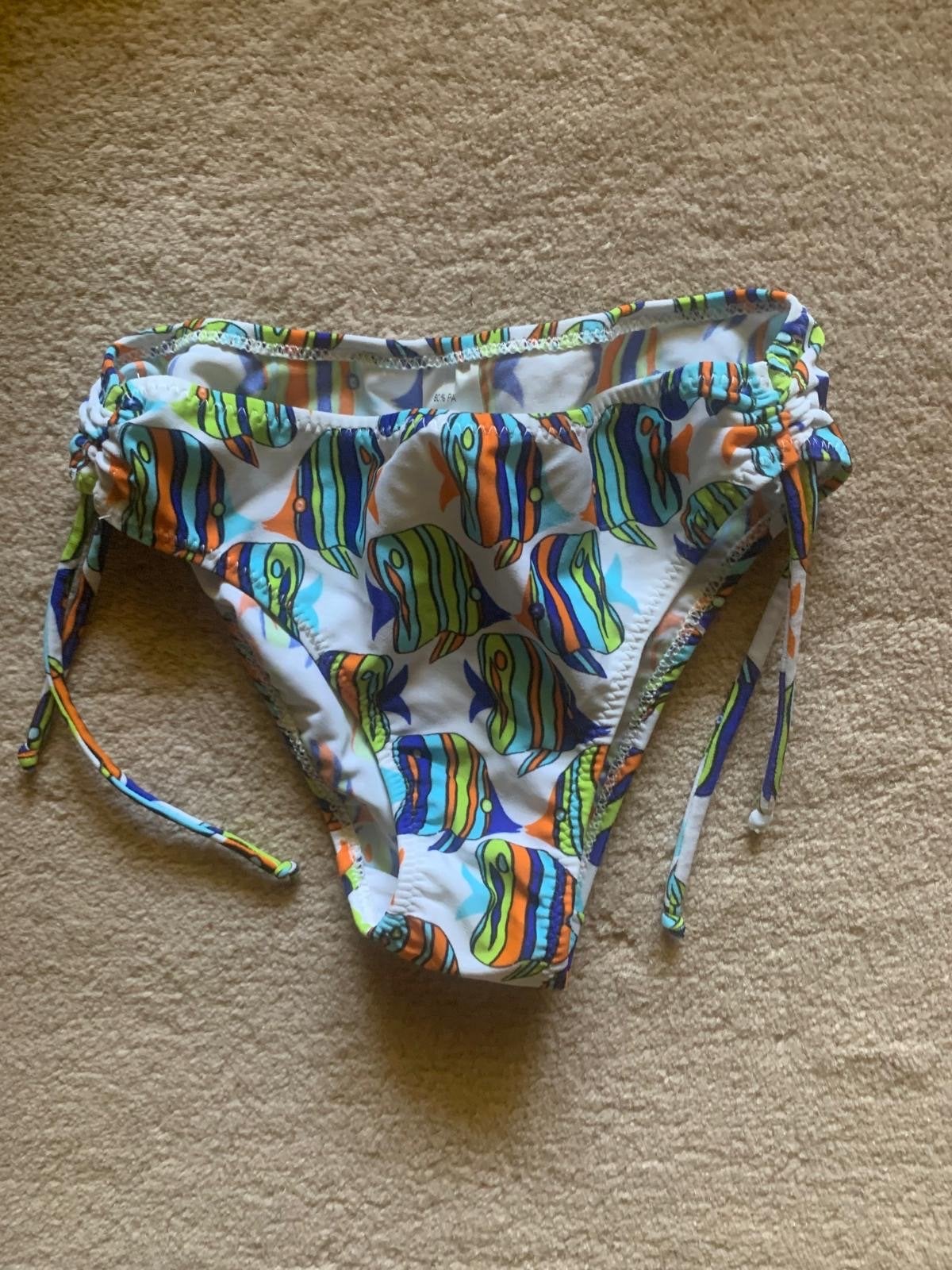 Leuk bikinibroekje met vissenprint voor meisje (8 jaar), Gebruikt, Bikinibroekje, Maat 128, Verzenden