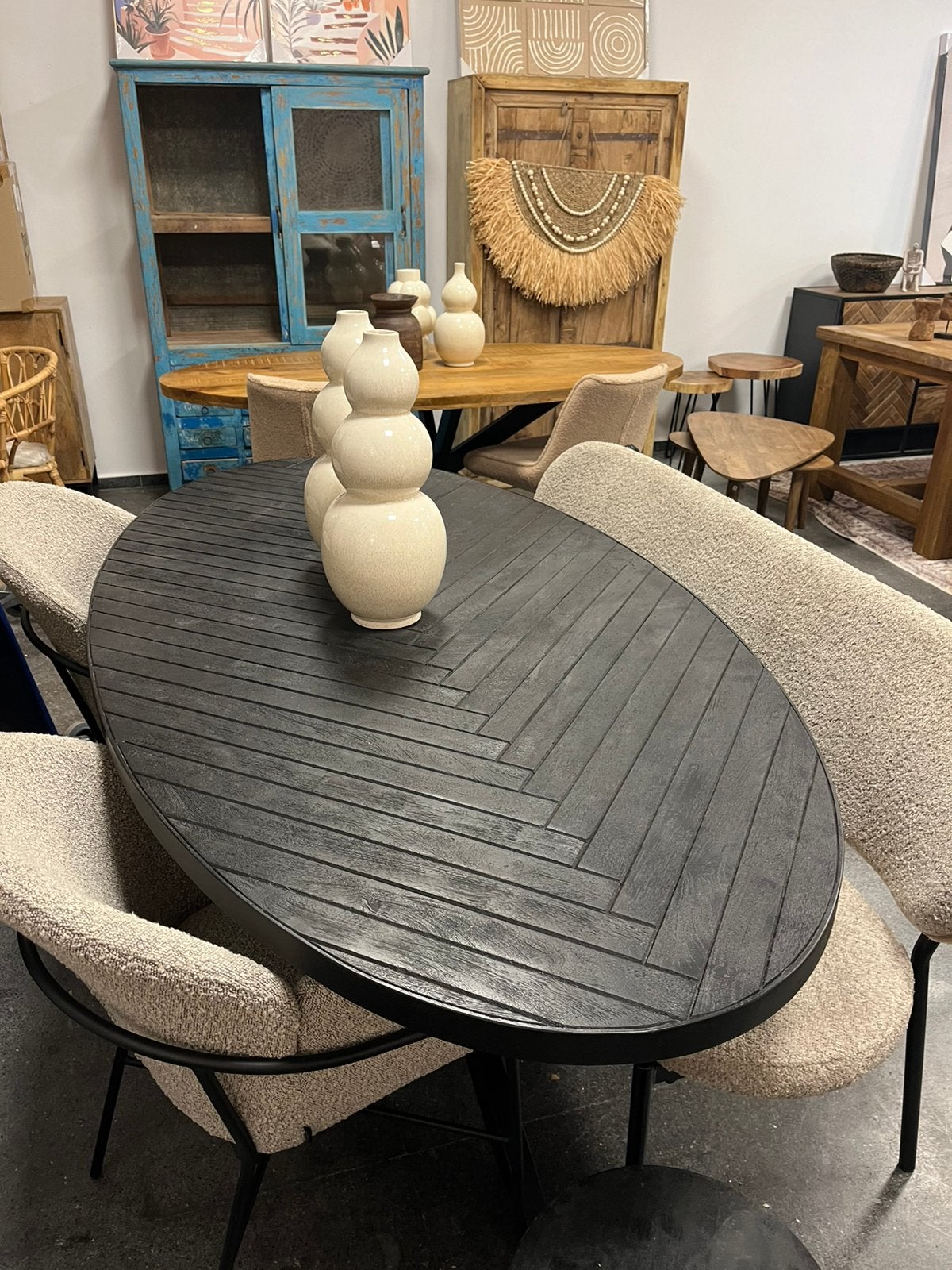 Magazijn leegverkoop eettafel ovaal zwart mangohout visgraat, Hout, Zwart, Nieuw, Ophalen of Verzenden