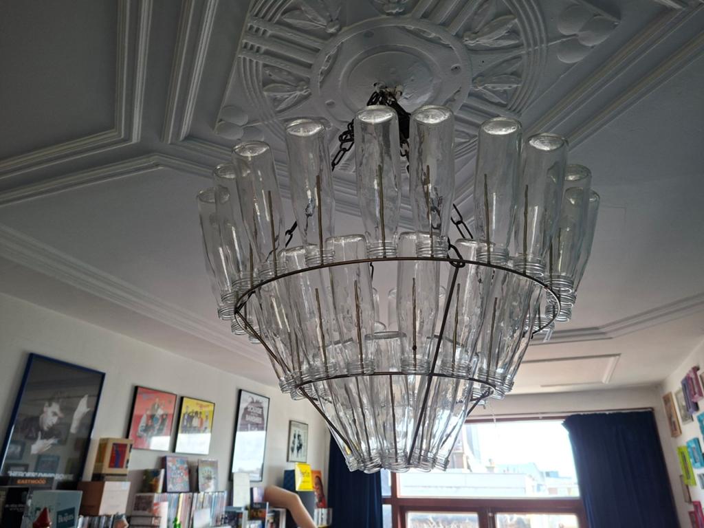 Unieke kroonluchter van gerecyclede flessen, Huis en Inrichting, Gebruikt, Vintage, Industrieel, Upcycled, Ophalen of Verzenden