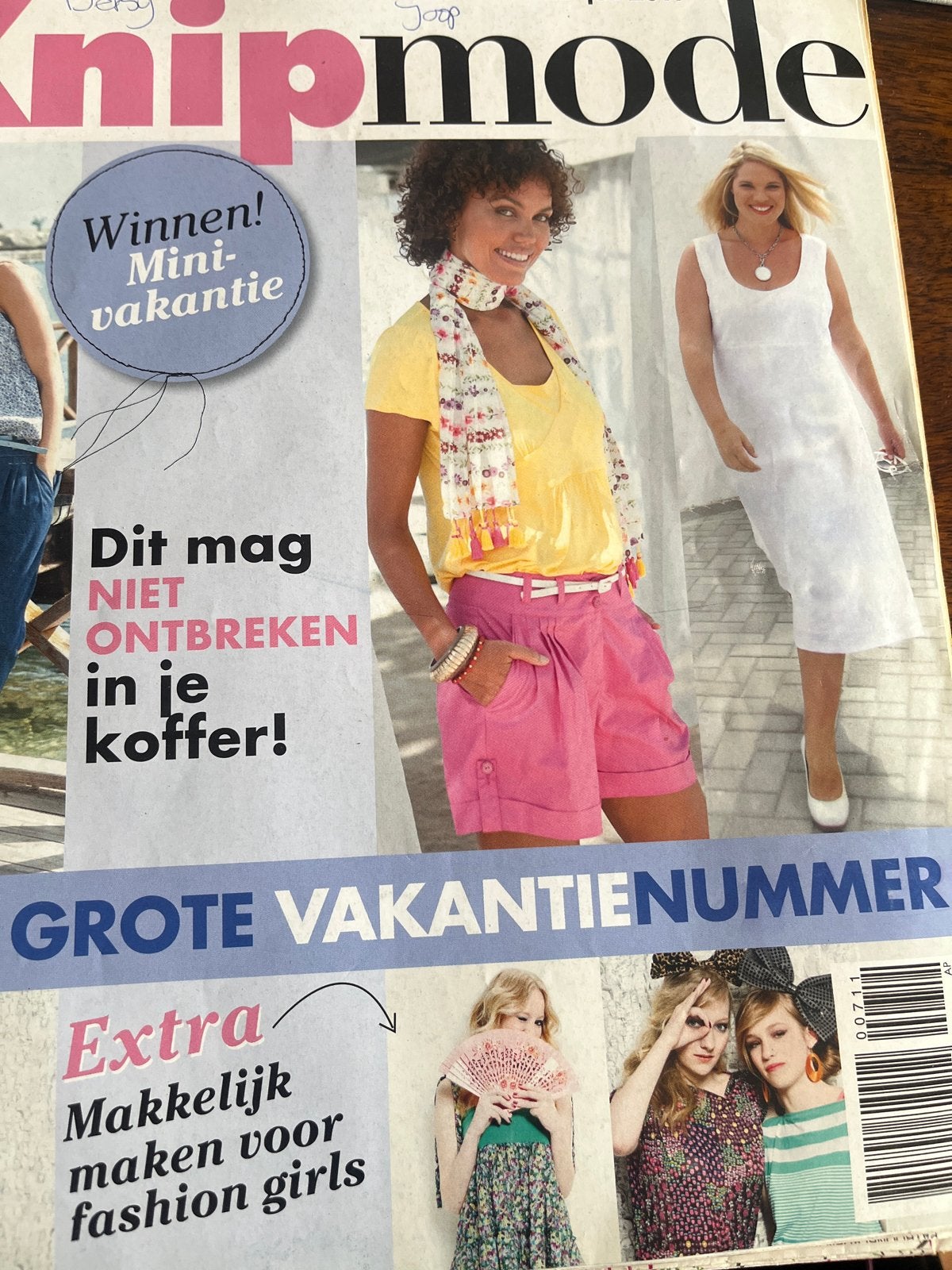 Knipmode Juli 2011 - Grote Vakantienummer, Hobby en Vrije tijd, Vrouw, Ophalen of Verzenden, Knipmode, Overige typen