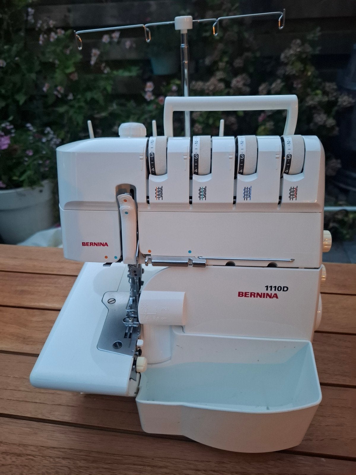 Bernina 1110D overlock machine, Ophalen of Verzenden, Zo goed als nieuw, Lockmachine, Bernina