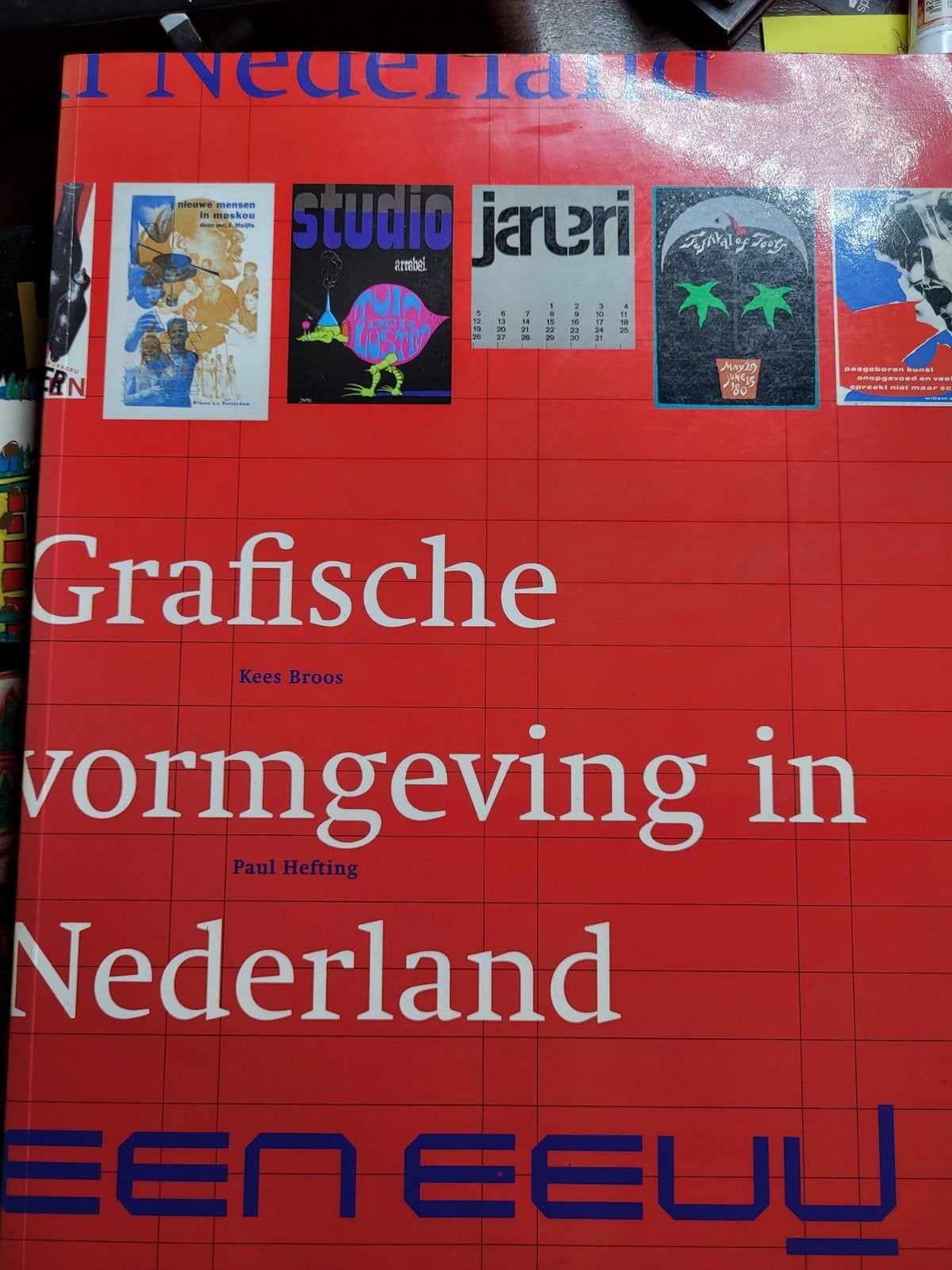 Grafische vormgeving in Nederland, een eeuw, Ophalen of Verzenden, Zo goed als nieuw, Kees Brois en Paul Hefting, Grafische vormgeving