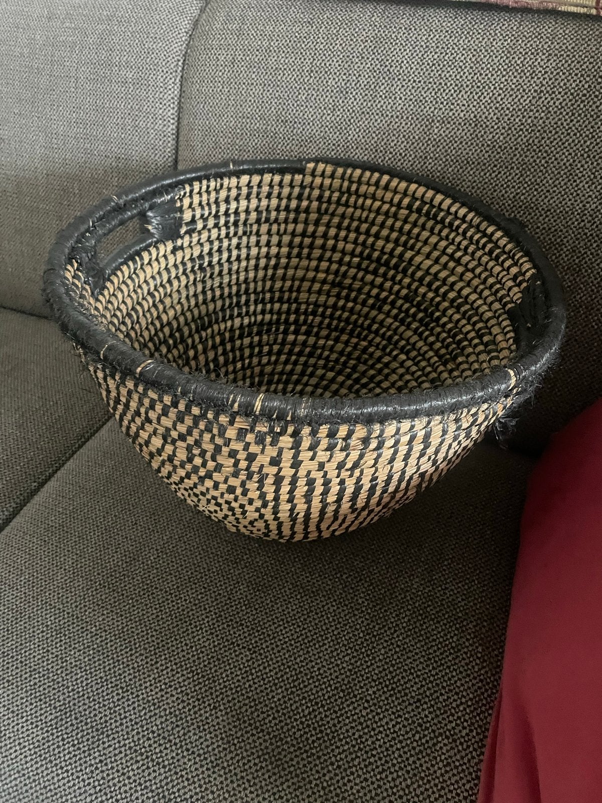 Decoratieve mooie grote rieten mand zwart/beige, Ophalen, Gevlochten, Mand, Rond
