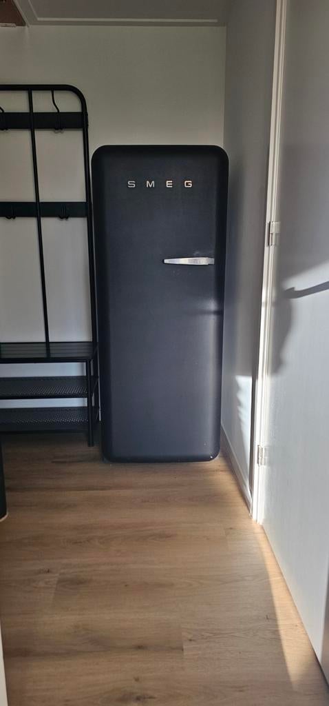 Smeg Koelkast Zwart - Deur sluit niet perfect, Witgoed en Apparatuur, Koelkasten en IJskasten, Ophalen, 150 tot 200 liter, Gebruikt