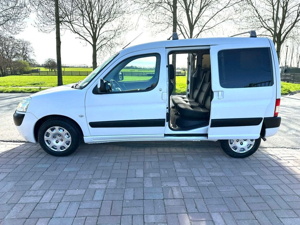 Peugeot Partner MPV 1.4 XT Benzine 5 Persoons Bank Neerklapb, Auto's, Peugeot, Voorwielaandrijving, Stof, Zwart, 14 km/l