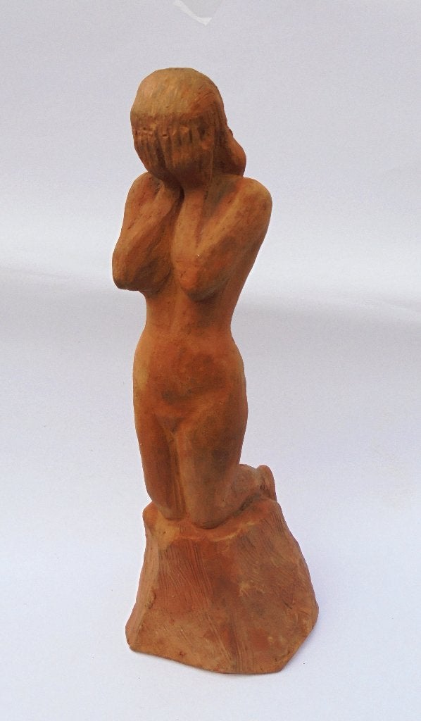 Chamotte beeld van een naakte knielende huilende dame., Antiek en Kunst, Kunst | Beelden en Houtsnijwerken, Rood, Ophalen of Verzenden
