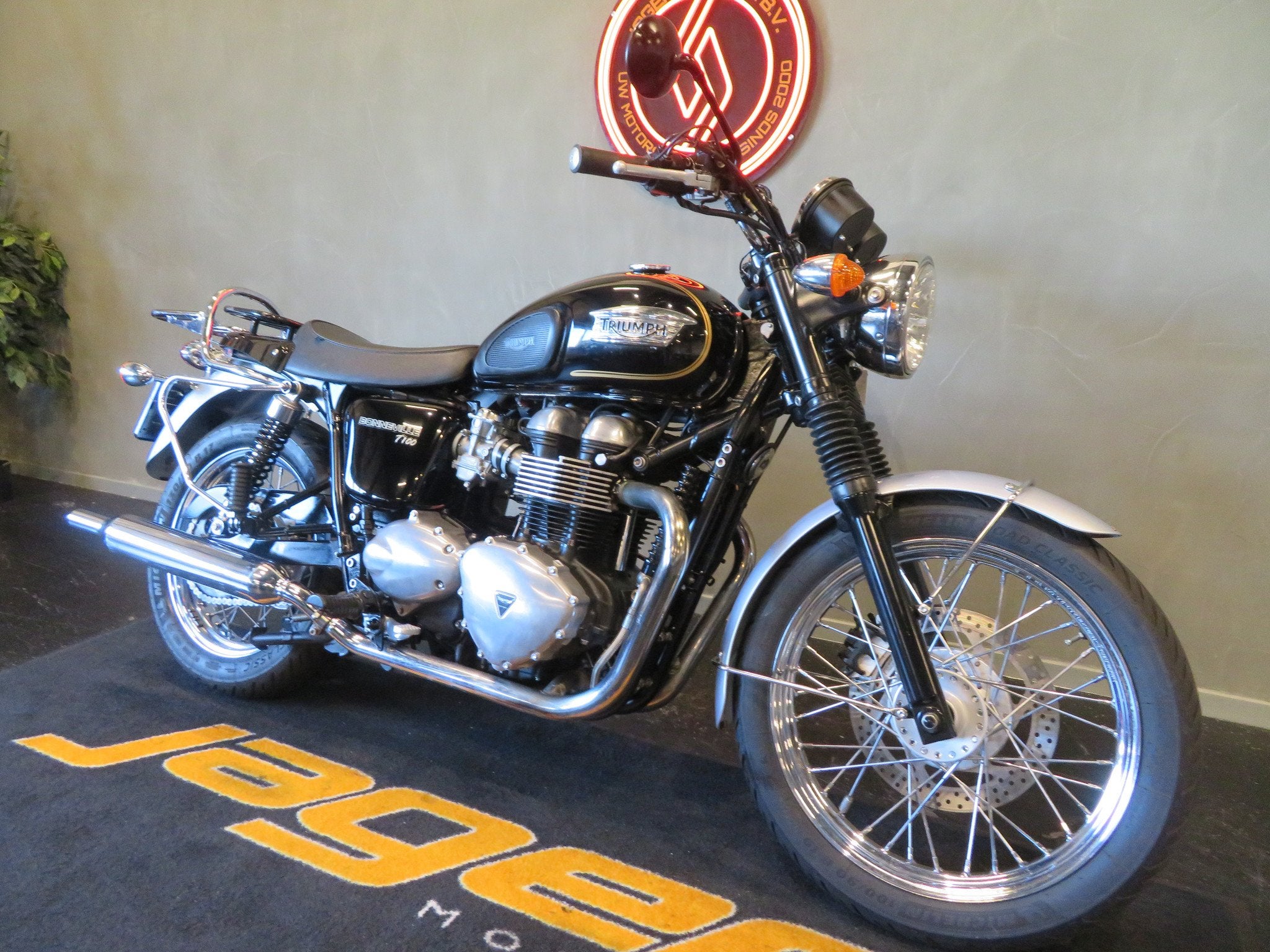 Triumph BONNEVILLE T 100 PERFECT! HISTORIE (bj 2017), Meer dan 35 kW, 865 cc, Naked bike, Gebruikt