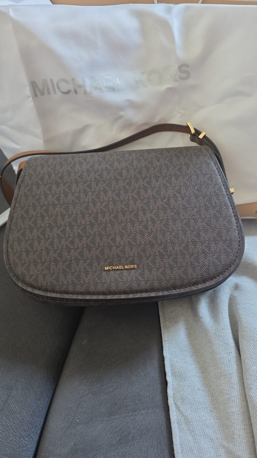 Michael Kors Schoudertasje - Zo goed als nieuw, Ophalen of Verzenden, Zo goed als nieuw, Bruin, Schoudertasje