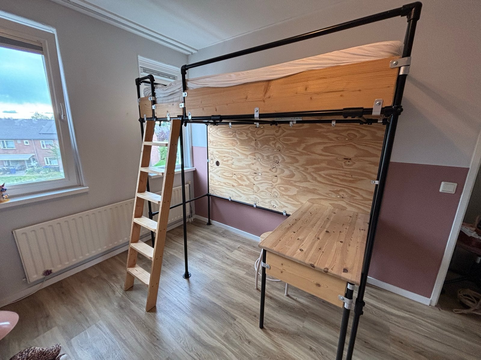 Zwarte steigerbuis hoogslaper met bureau - 90x200 cm, Ophalen, Gebruikt, Eenpersoons, 200 cm