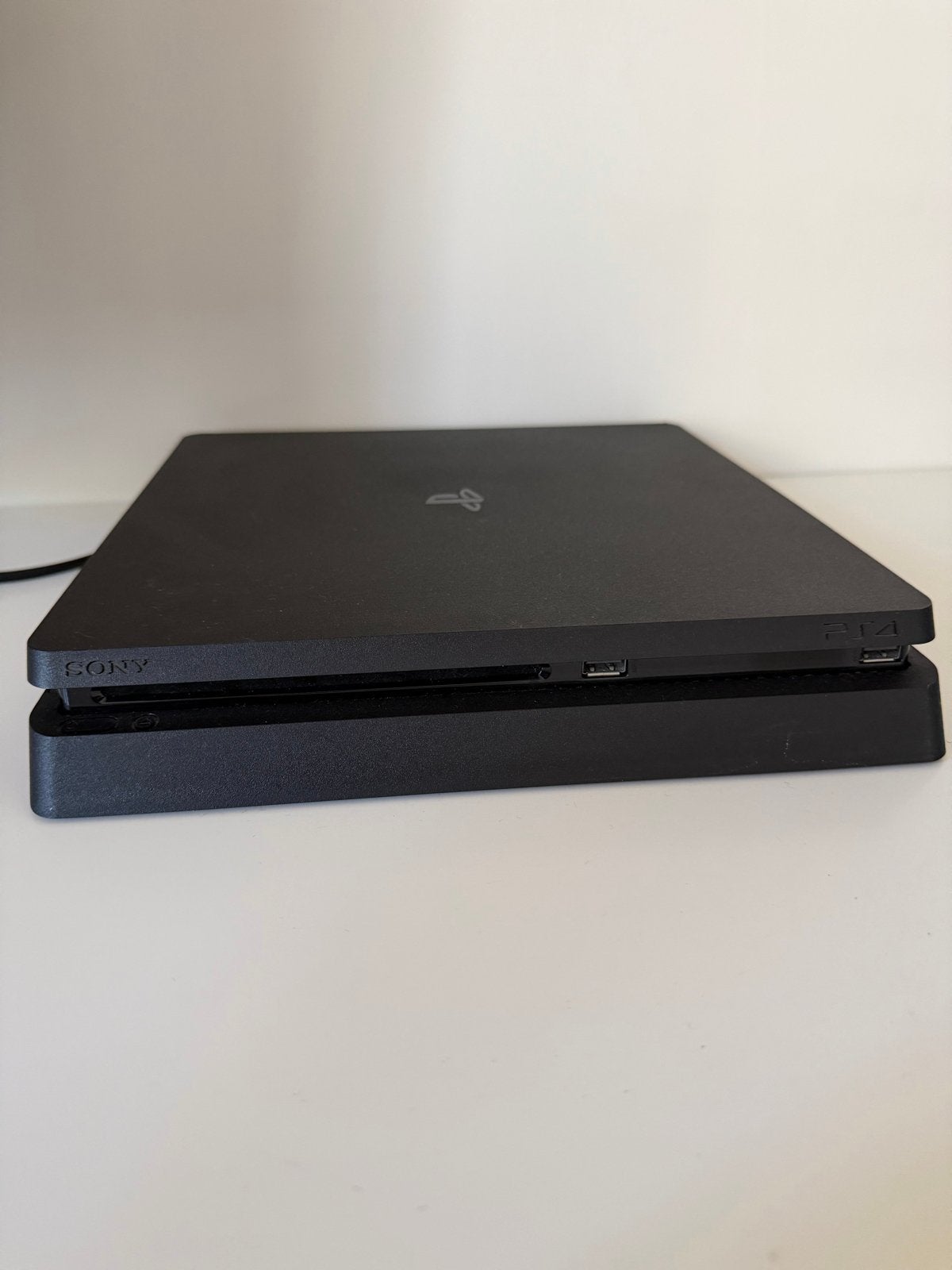 PlayStation 4 Slim 1TB met DualSense controller en headset, Ophalen of Verzenden, Zo goed als nieuw, 1 TB, Met 1 controller