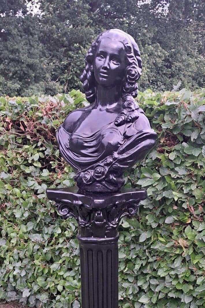 Zwart stenen vrouwenhoofd met buste op sokkel, Tuin en Terras, Tuinbeelden, Ophalen, Steen
