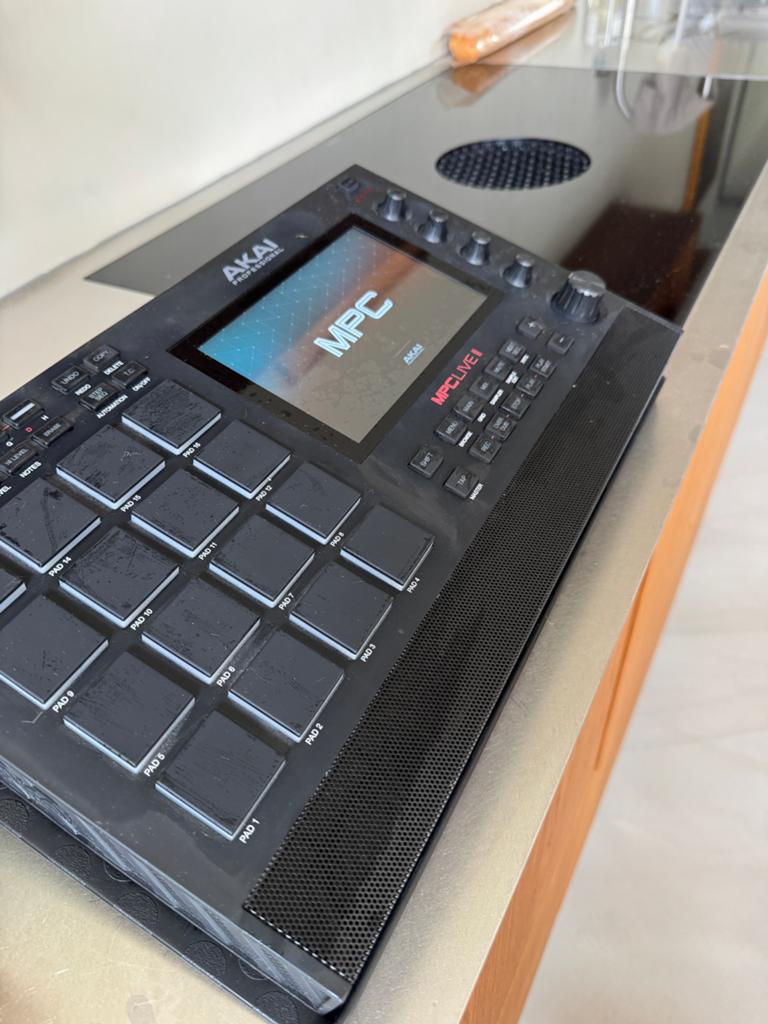 Akai MPC Live II - Sampler/Sequencer/Workstation met stand, Ophalen of Verzenden, Zo goed als nieuw, Overige merken