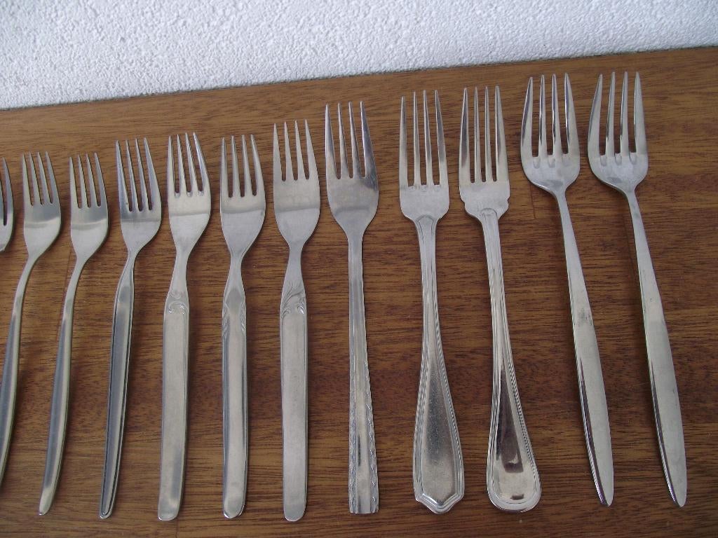 14 divers RVS retro vintage mooi decoratie vork 18-20 cm p s, Huis en Inrichting, Keuken | Bestek, Ophalen of Verzenden, Zo goed als nieuw