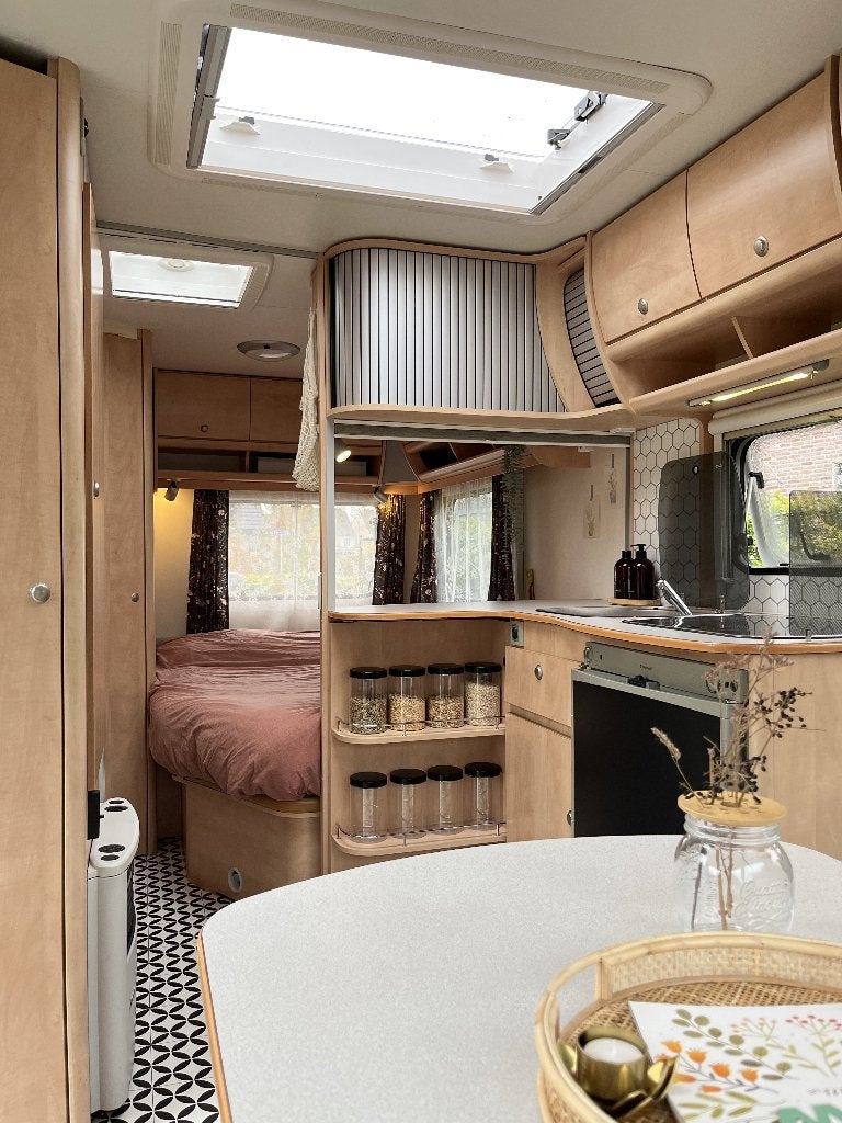 Kip caravan (gemoderniseerd),  klaar voor nieuwe avonturen, Caravans en Kamperen, Rondzit, Kip, Particulier, Vast bed