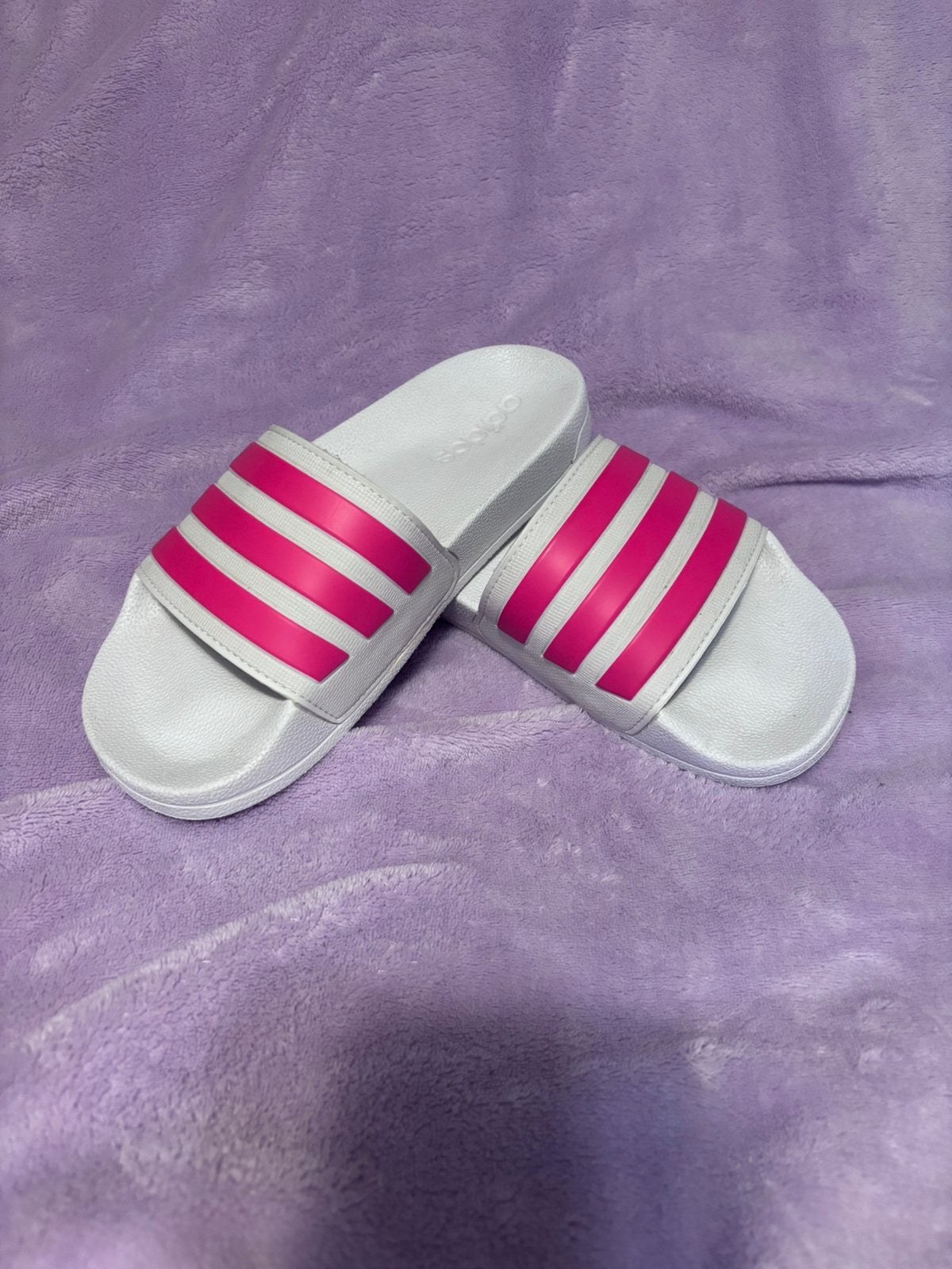 Nieuwe Adidas slippers neon roze - Maat 38 (vallen kleiner), Ophalen of Verzenden, Nieuw, Roze, Slippers