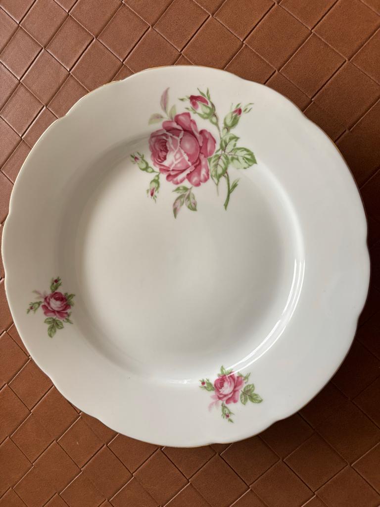 9 borden met bloemmotief en gouden randje, Gebruikt, Ophalen of Verzenden, Bord(en), Overige stijlen