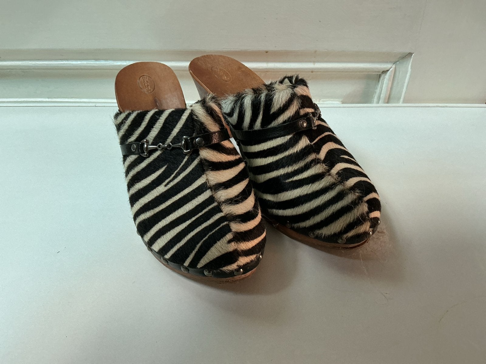Zebraprint muiltjes maat 40 van dr. Scholl, Ophalen of Verzenden, Zo goed als nieuw, Zwart, Sandalen of Muiltjes