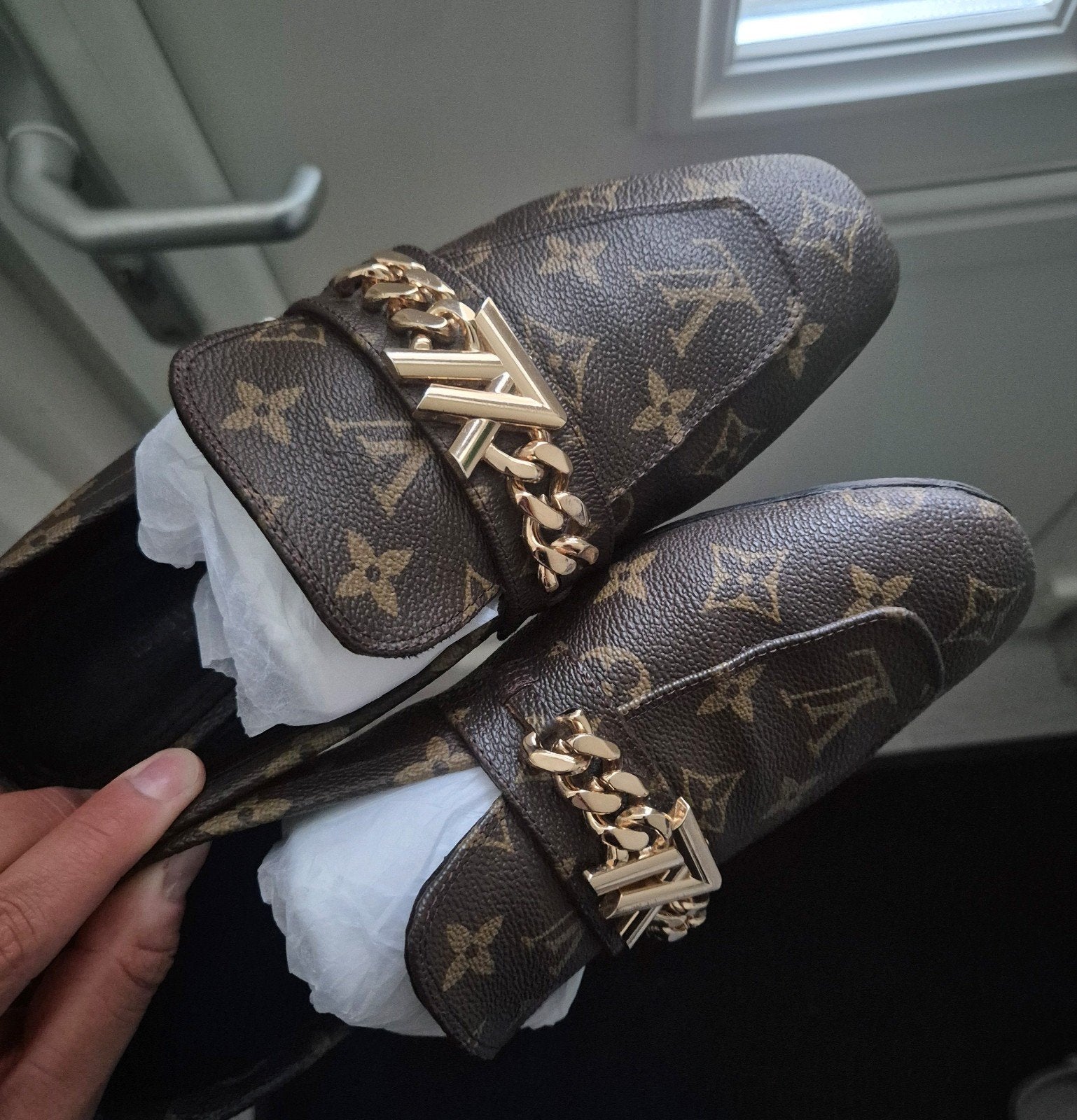 Louis Vuitton instappers met kettingdetail, Bruin, Instappers, Louis Vuitton, Ophalen of Verzenden