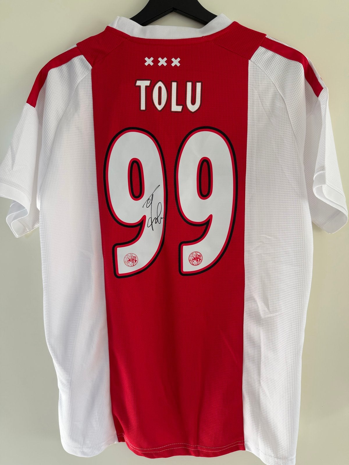 Zeldzaam Ajax shirt gesigneerd door publiekslieveling Tolu, Verzamelen, Ophalen of Verzenden, Zo goed als nieuw, Ajax, Shirt