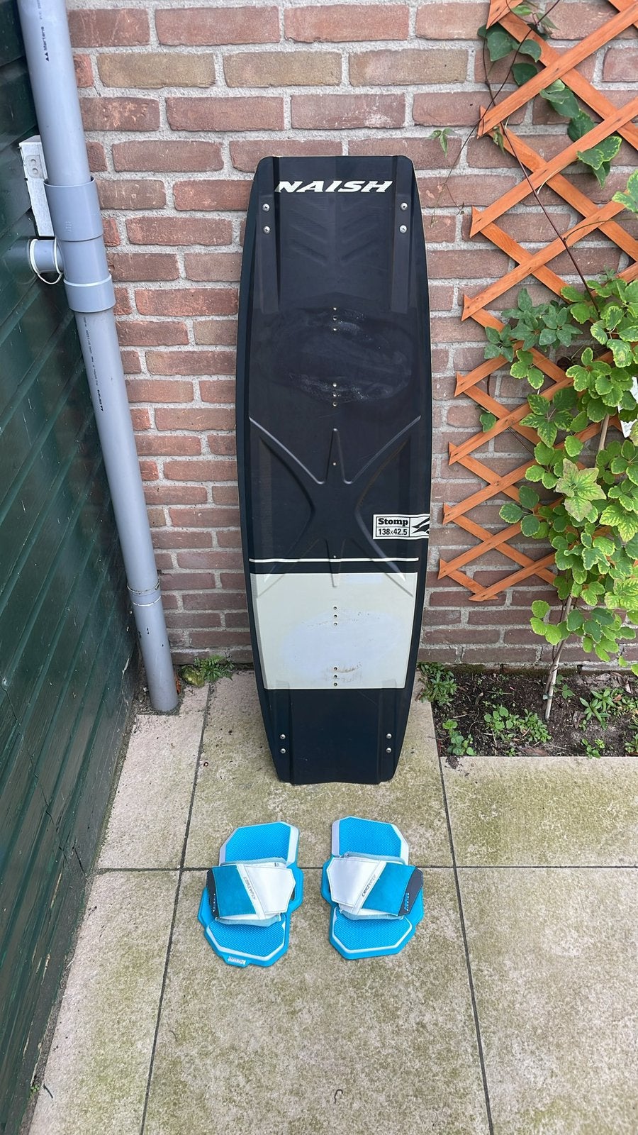 Naish stomp kiteboard 138x42,5, Watersport en Boten, Twintip, Ophalen, Gebruikt, 4 m² of minder
