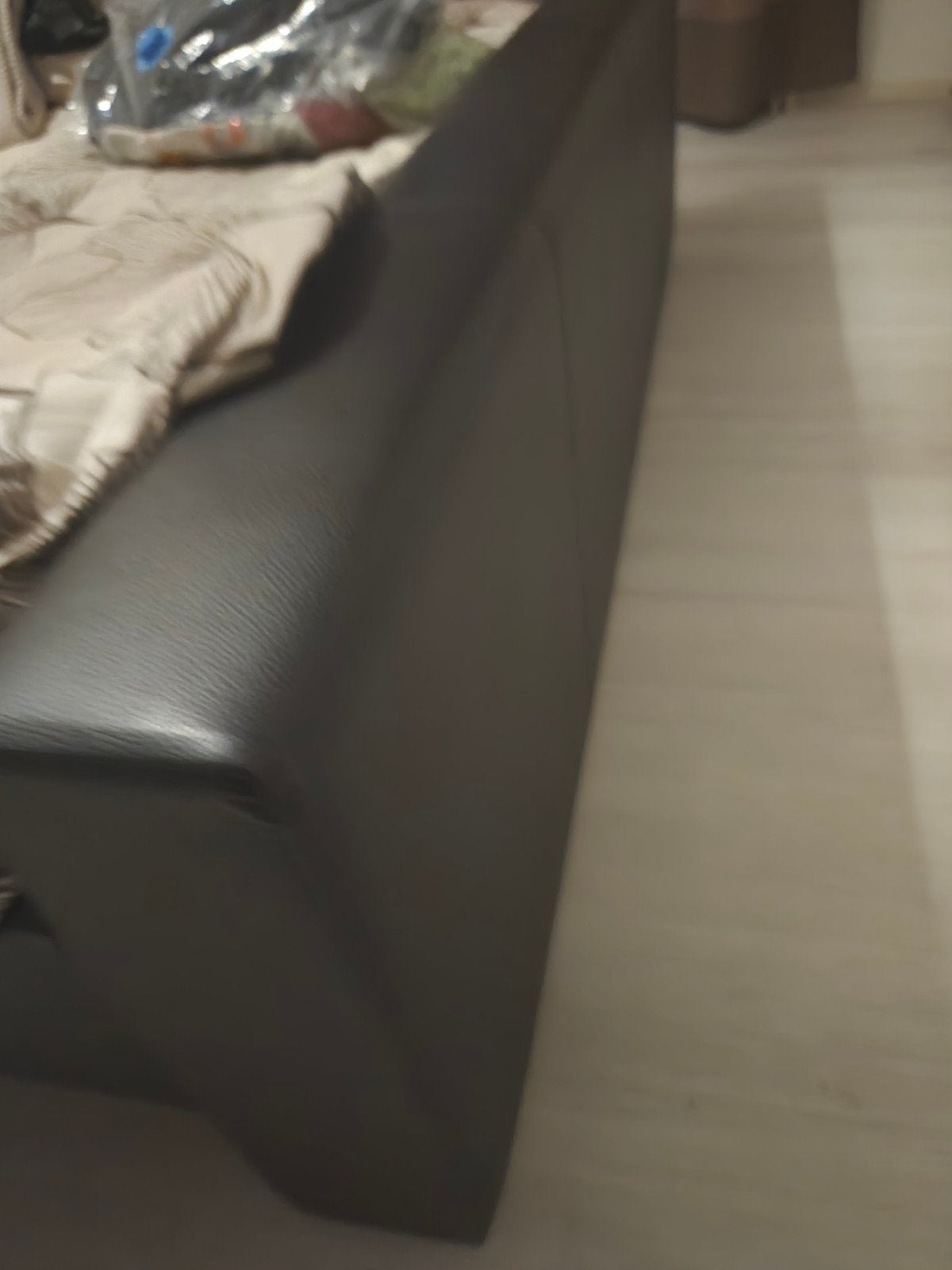 Laag tweepersoonsbed van PU leer met matras en lattenbodem, Ophalen, Overige materialen, Gebruikt, Zwart