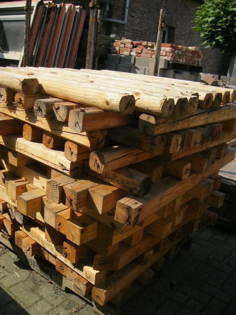 Haardhout, ruim een kuub balken. Mooi gestapeld.
