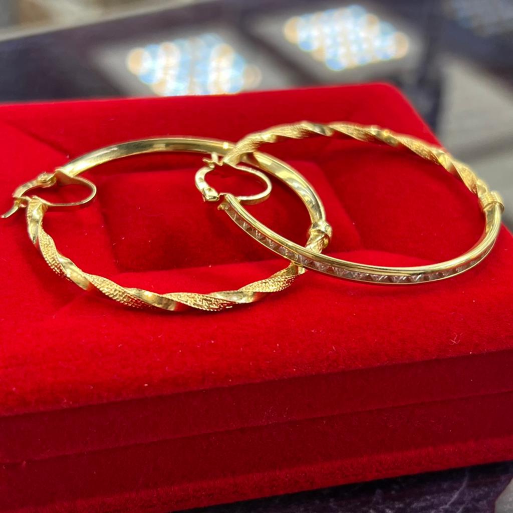 14k gouden oorbellen wokkels model met stenen, Ophalen of Verzenden, Nieuw, Goud