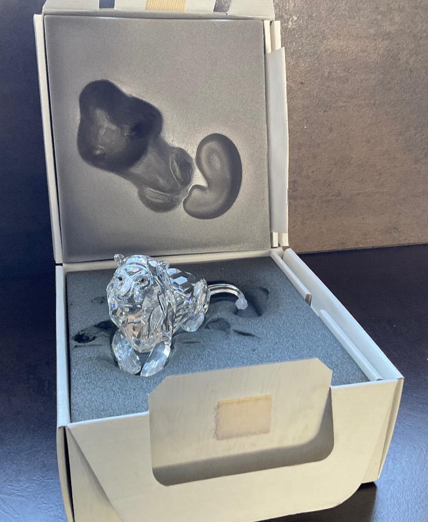 Swarovski leeuw jaarstuk 1995, Verzamelen, Swarovski, Ophalen of Verzenden, Zo goed als nieuw, Figuurtje