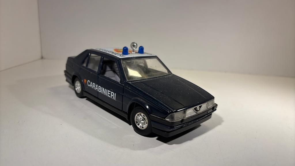 Alfa romeo 75 carabinieri Bburago 1.24, Hobby en Vrije tijd, Modelauto's | 1:24, Ophalen of Verzenden, Bburago, A, A