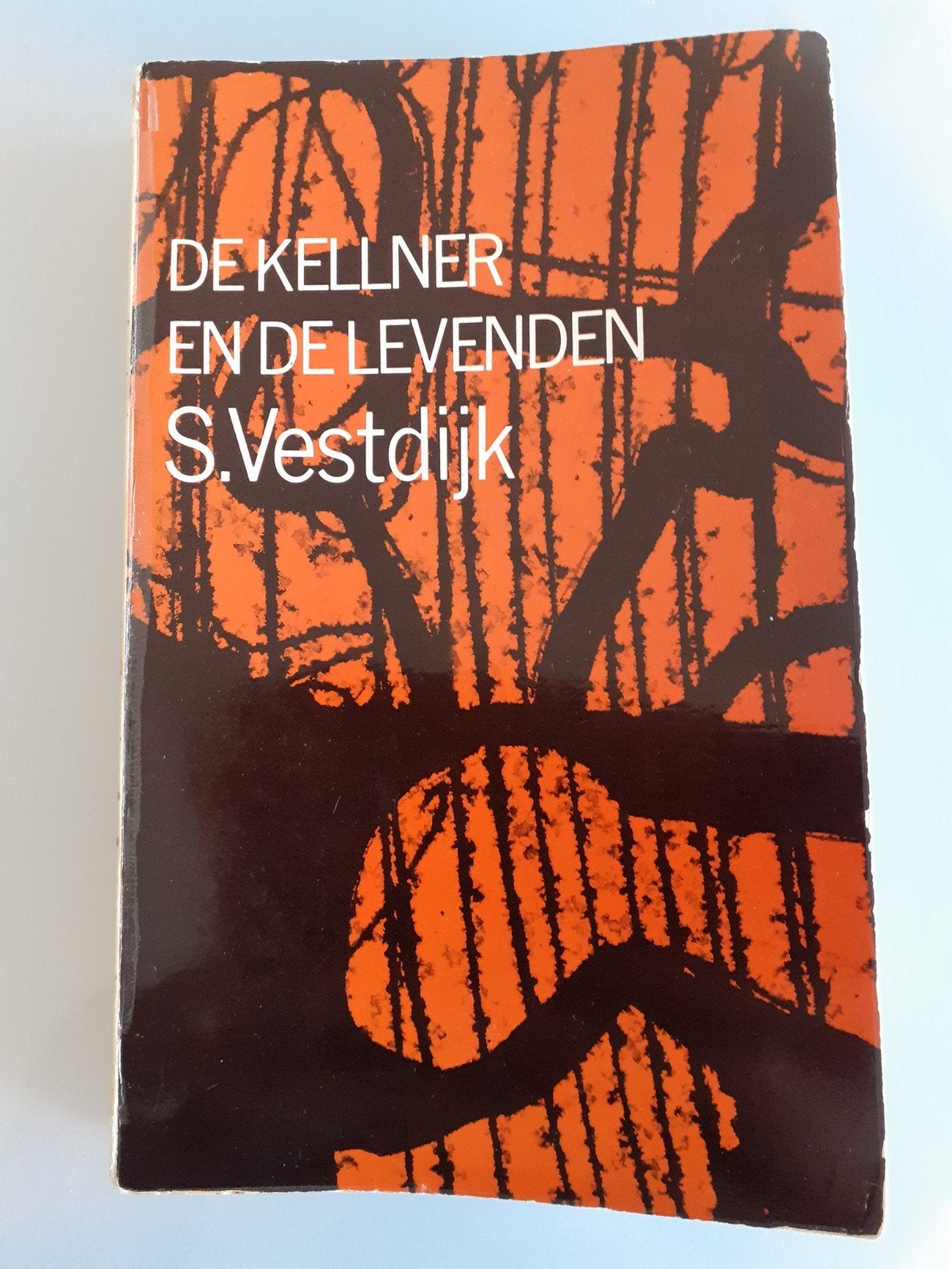 Simon Vestdijk - De kellner en de levenden (roman), Boeken, Gelezen, S. Vestdijk, Ophalen of Verzenden, Nederland