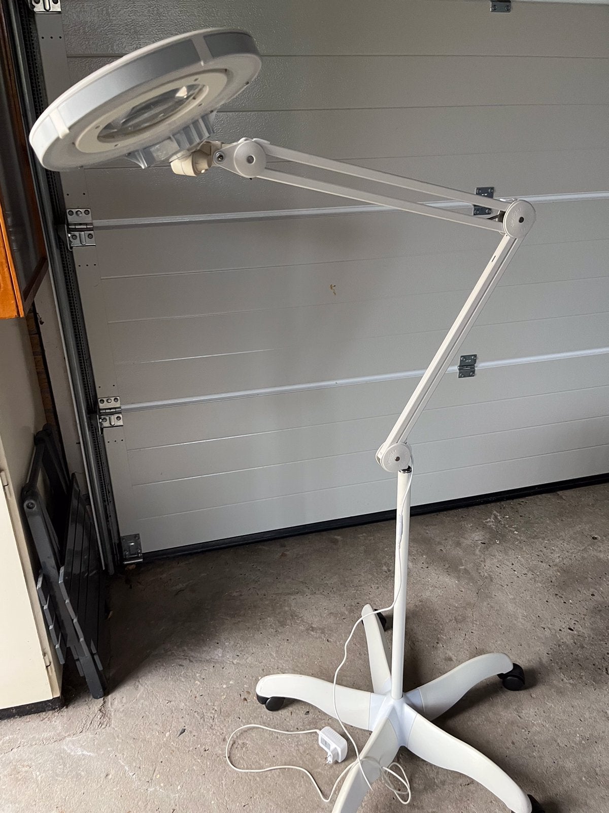 Loeplamp op zwaar statief met zwenkwielen. Lamp is defect., Ophalen, Gebruikt, Loeplamp