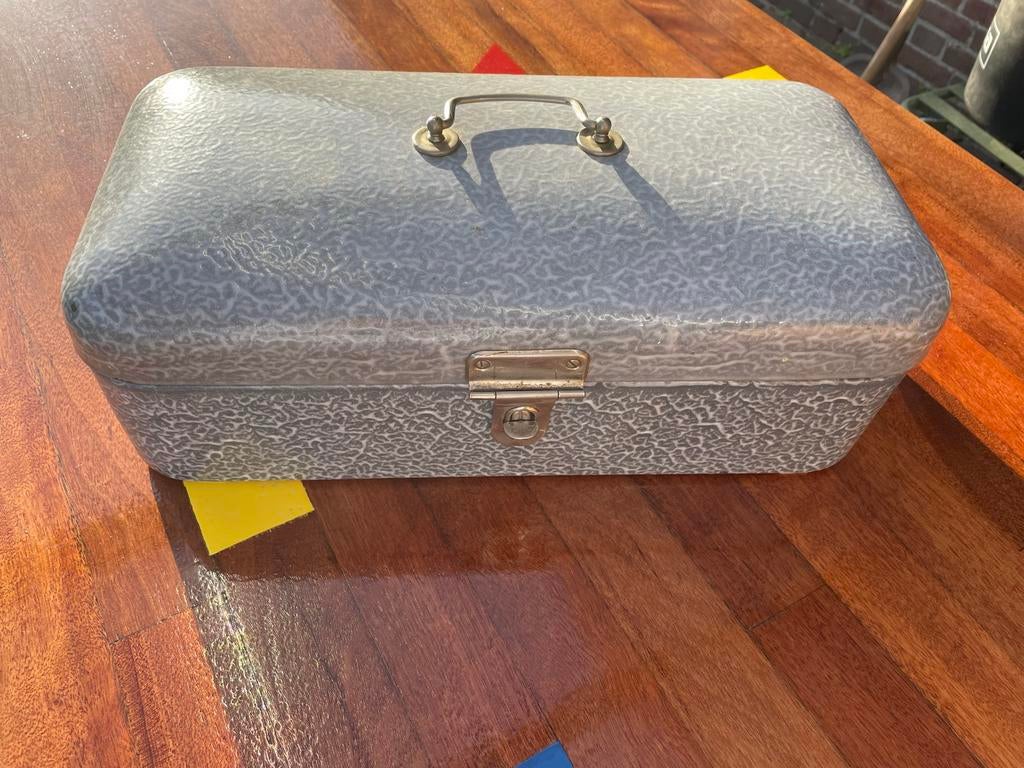 Vintage broodtrommel van grijs emaille uit de jaren 50, Antiek en Kunst, Antiek | Emaille, Ophalen