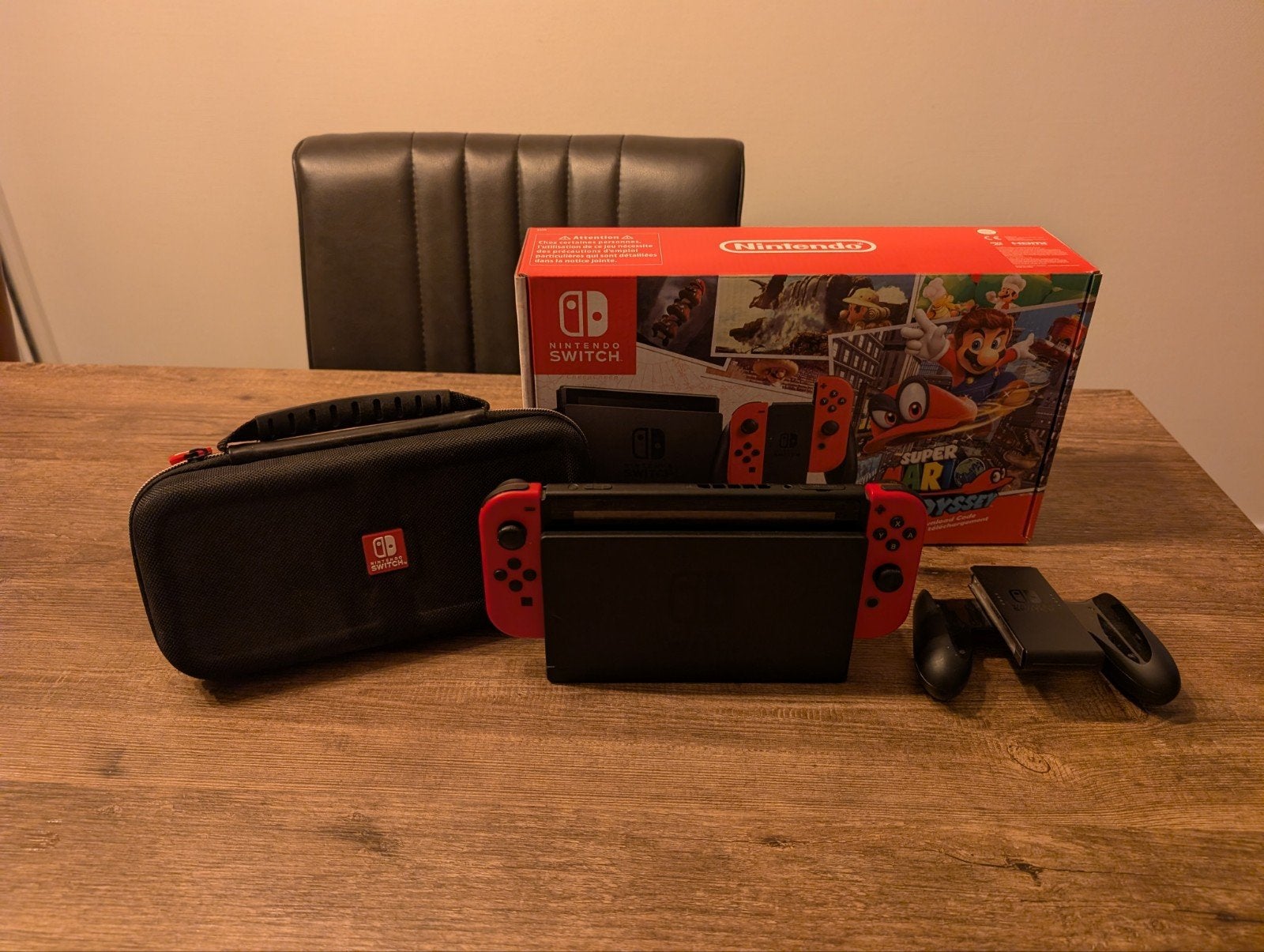 Nintendo Switch Rood Editie met Doos en Travel Case, Spelcomputers en Games, Ophalen of Verzenden, Gebruikt, Met 1 controller