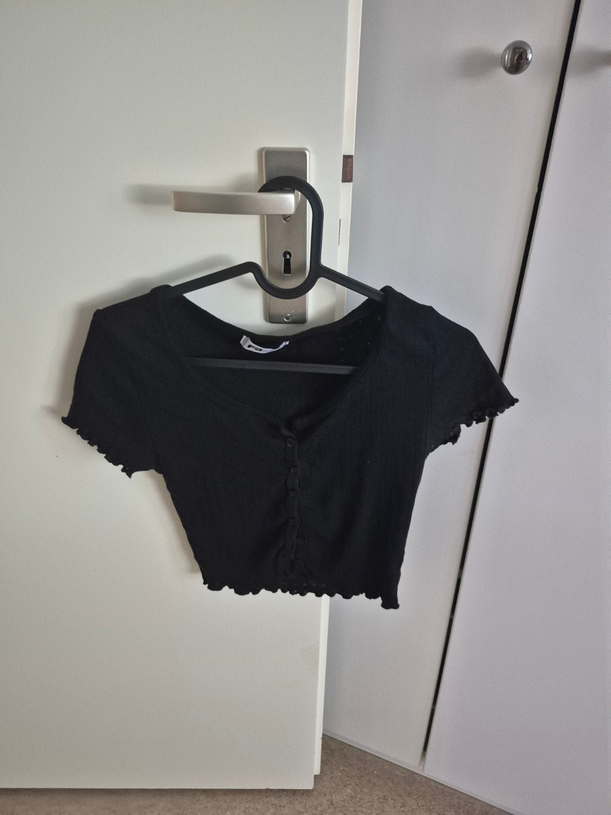 Zwarte geribbelde crop top met knoopjes - FB Sister XS, Zwart, Ophalen of Verzenden, Zo goed als nieuw, Korte mouw