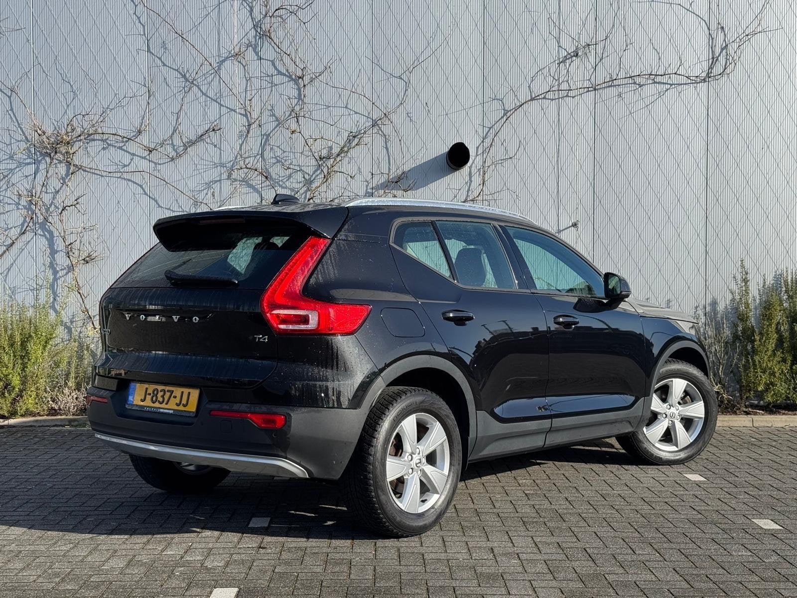 Foto 3 van Volvo XC40 2.0 T4 Momentum Pro | Achteruitrijcamera | Harman