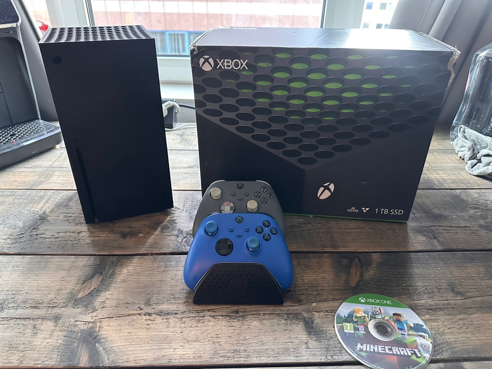 Xbox Series X - 1 TB + 2 controllers, Spelcomputers en Games, Spelcomputers | Xbox Series X en S, Ophalen, Zo goed als nieuw