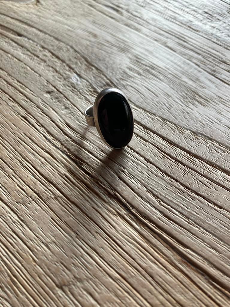 Zilveren ring met ovale onyx steen, Ophalen of Verzenden