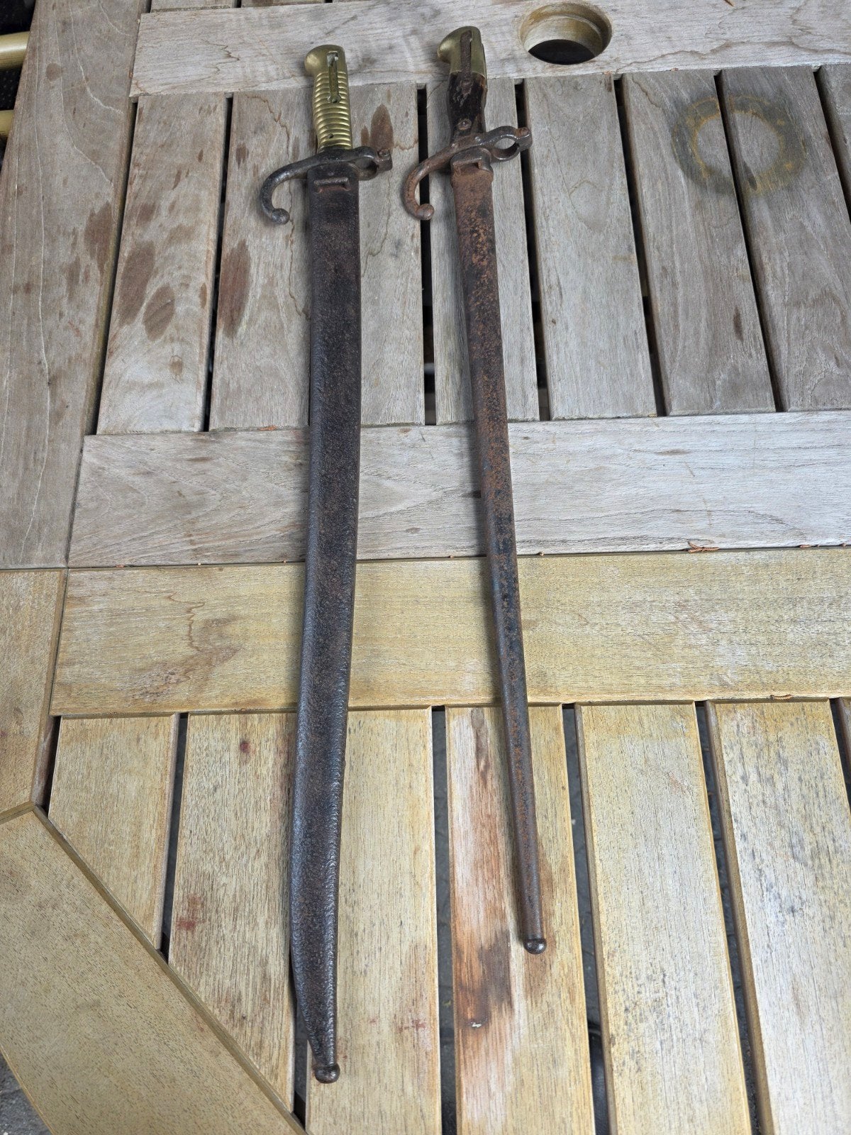 2 Franse bajonetten met schede, Ophalen of Verzenden, Landmacht, Overige gebieden, Mes of Dolk