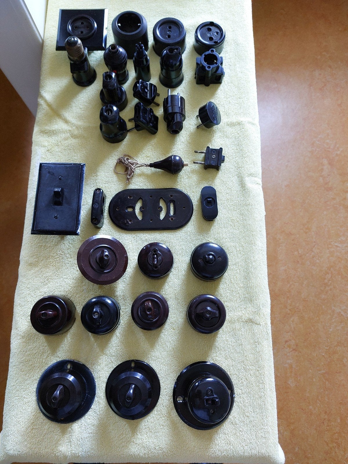 Antieke verzameling elektra onderdelen bakeliet, Verzamelen, Overige Verzamelen, Ophalen, Gebruikt