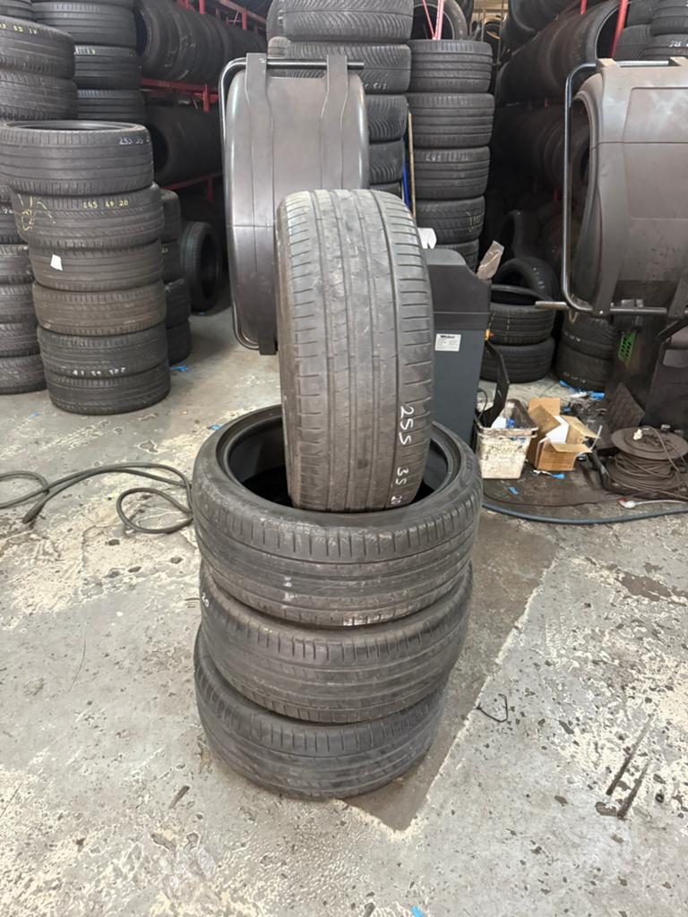 2553520 255/35R20 PİRELLİ 6mm (inclusief monteren), Ophalen, Gebruikt, 255 mm, Band(en)