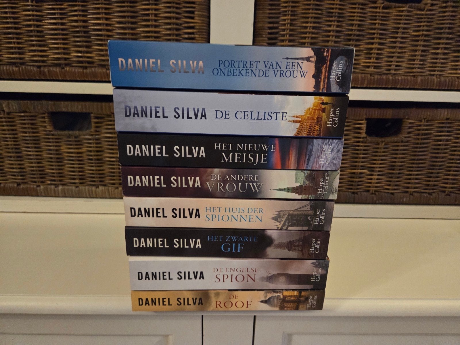 Daniel Silva - 8 boeken, Ophalen of Verzenden, Gelezen