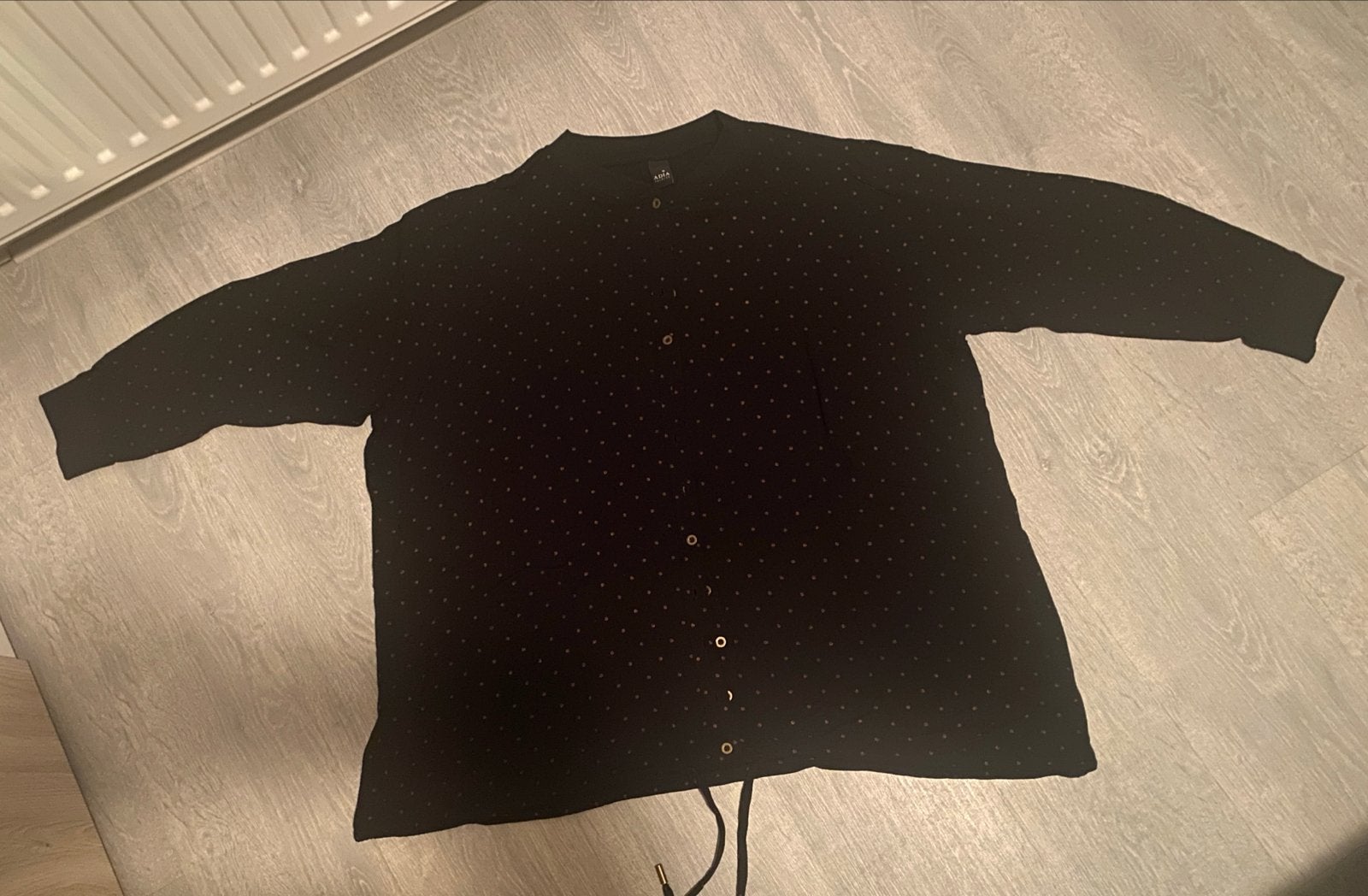 Adia Fashion Zwarte Blouse met Gouden Stippen maat 50/52, Kleding | Dames, Ophalen of Verzenden, Zo goed als nieuw, Zwart, Shirt of Top