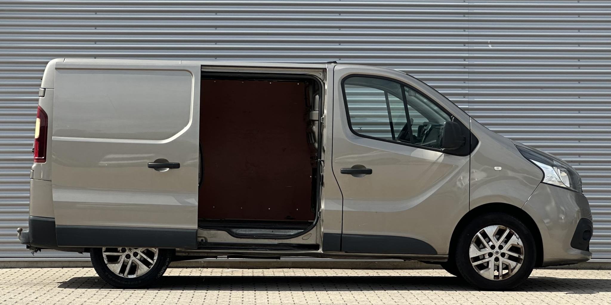Renault Trafic 1.6 dCi T29 L1H1 140pk Trekhaak|Navi|Cruise M, Voorwielaandrijving, Euro 5, Gebruikt, 4 cilinders